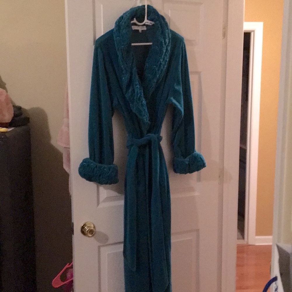 Saks 5th Avenue Robe